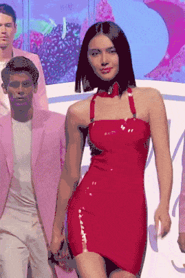 性感美女大红色连衣短裙T台走秀GIF动图gif动态gif搞笑图片