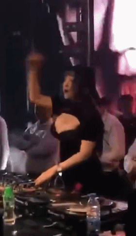 偷拍酒吧dj性感大胸美女GIF动态图gif动态gif搞笑图片