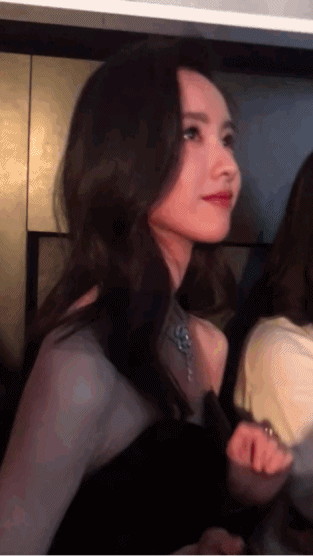 高颜值美女的甜美笑容GIF动图gif动态gif搞笑图片