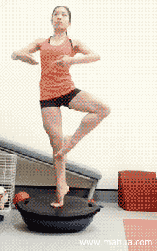 原来平衡术是在过上练出来的gif动态gif搞笑图片