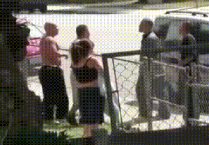 当家门口有事情发生的时候gif动态gif搞笑图片