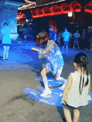 美女把别人小朋友都搞得怀疑人生了gif动态gif搞笑图片