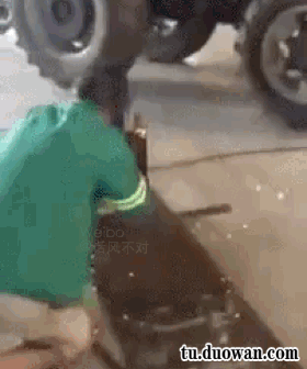 什么东西炸了吓死我了gif动态gif搞笑图片