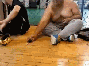 自带口袋的男人gif动态gif搞笑图片