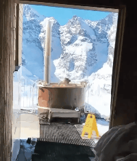 雪山间泡温泉，爽！gif动态gif搞笑图片