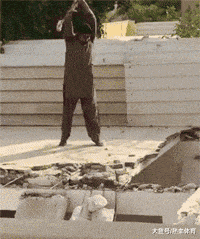 豆腐渣工程，一锤就倒了gif动态gif搞笑图片