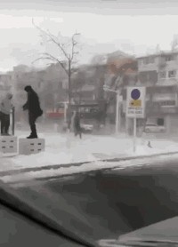 外面其台风吹的我瘦弱的身体向前走gif动态gif搞笑图片