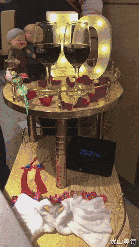 今天去吃海底捞，就给服务员说了句结婚纪念日gif动态gif搞笑图片