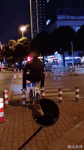 这姿势感觉像六亲不认gif动态gif搞笑图片