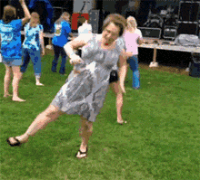 这大妈去跳广场舞都能把人吓走gif动态gif搞笑图片