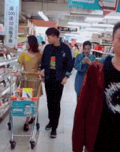 这件事情告诉我们，要管好自己的女朋友，不然哪天就跟人走了gif动态gif搞笑图片