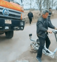 牛顿气的直接从棺材里面爬出来了gif动态gif搞笑图片