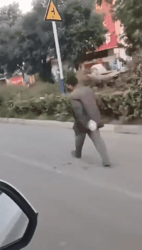 是什么让这孩子在马路上这么开心gif动态gif搞笑图片