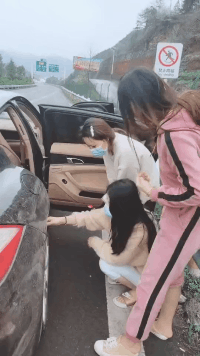 女司机开车就是豪横gif动态gif搞笑图片