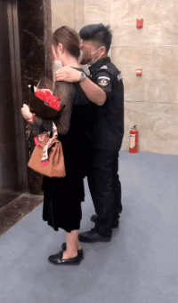 现在可不能小看保安，说不好就是那位大佬来体验生活的gif动态gif搞笑图片