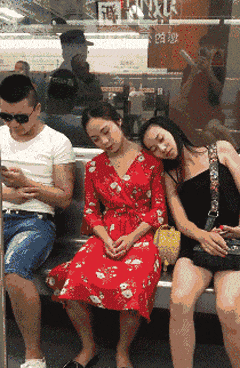 小伙：当时那个女孩离我的肩膀就只剩下0.3毫米幸好我及时躲闪gif动态gif搞笑图片