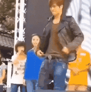 注意后面女生的表情gif动态gif搞笑图片