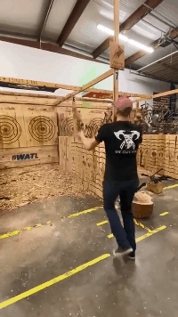 当你装b的时候危险就在你身边gif动态gif搞笑图片