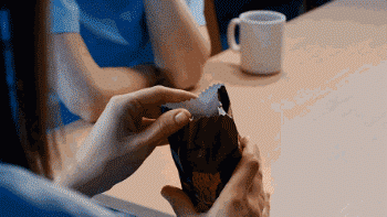 哈哈当你打开男票送你的礼物那一刻gif动态gif搞笑图片