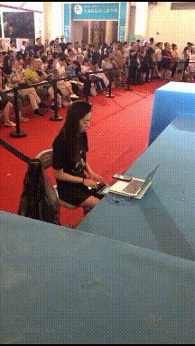 小姐姐敲键盘 手法好熟练gif动态gif搞笑图片