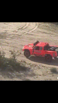 给这位兄弟的车按上翅膀，他能把车开飞gif动态gif搞笑图片