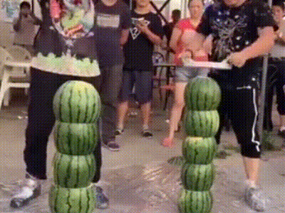 两小伙比切西瓜比赛，就是有点浪费瓜gif动态gif搞笑图片