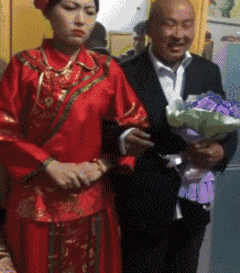 新娘脸上已经些满不情愿了gif动态gif搞笑图片