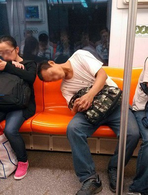 这位兄弟太累了gif动态gif搞笑图片