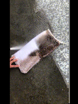 试了一下水枪挺好用，我看了一眼我家的狗子，然后它一天没回来gif动态gif搞笑图片