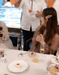 有钱人的世界看不懂gif动态gif搞笑图片