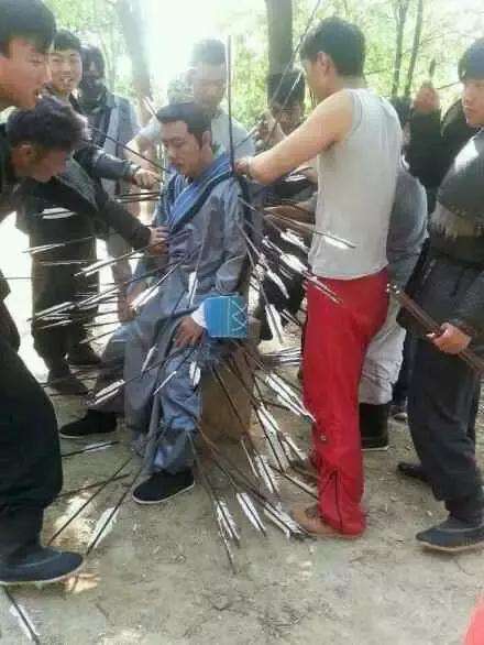 这万箭穿心真扎实，扎心了，老铁明星gif搞笑图片