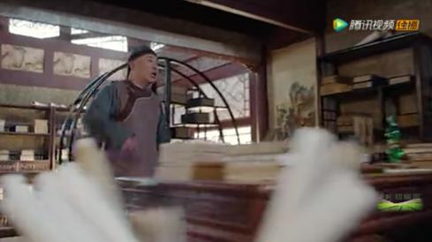 仔细看看，桌子上那绿色的物体是啥？明星gif搞笑图片