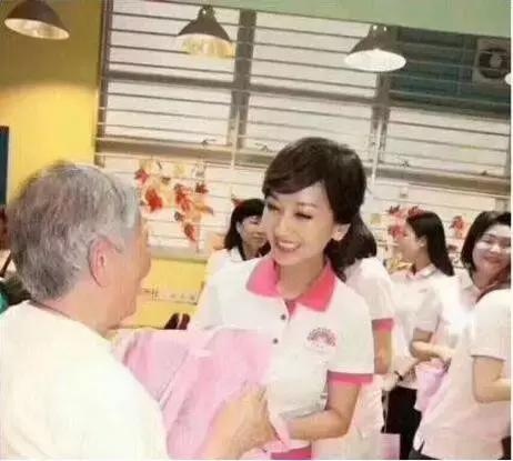 老奶奶：这闺女长得真好看明星gif搞笑图片