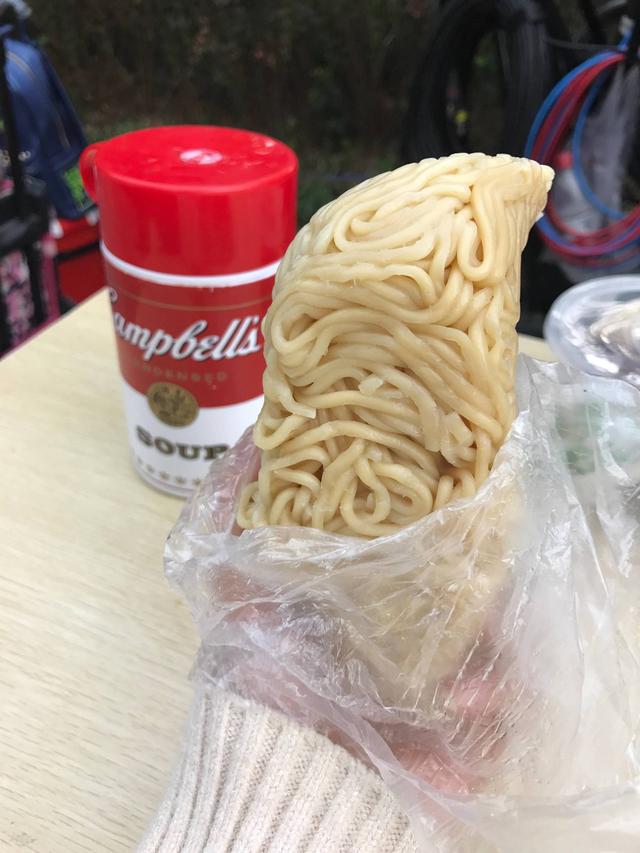 面坨成这样！除了张歆艺也是没谁了，神评论这很沙琪玛简直亮了明星gif搞笑图片