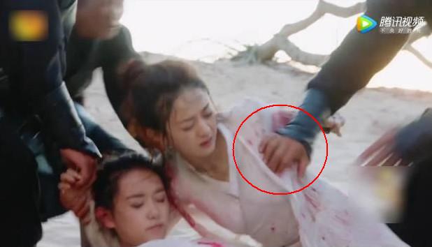 大哥你手往哪儿摸呢？明星gif搞笑图片