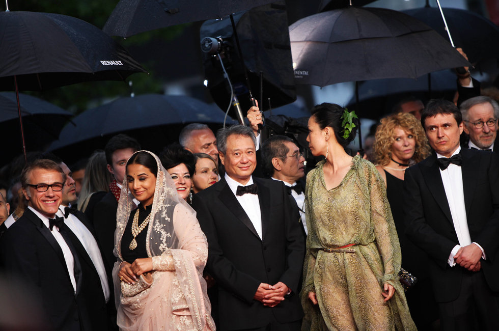 第66届戛纳电影节雨中开幕 众大腕亮相红地毯明星gif搞笑图片