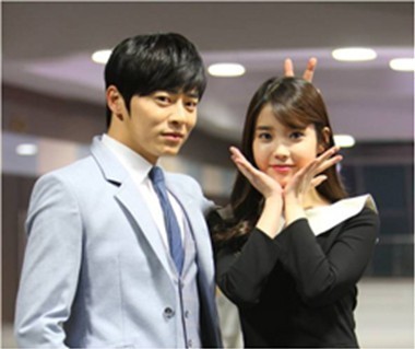 韩“国民妹妹”IU与赵正锡因热播剧《最佳李顺心》关系变密切明星gif搞笑图片