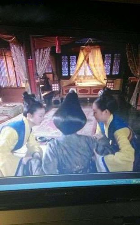 这发型好像自行车坐垫呀明星gif搞笑图片