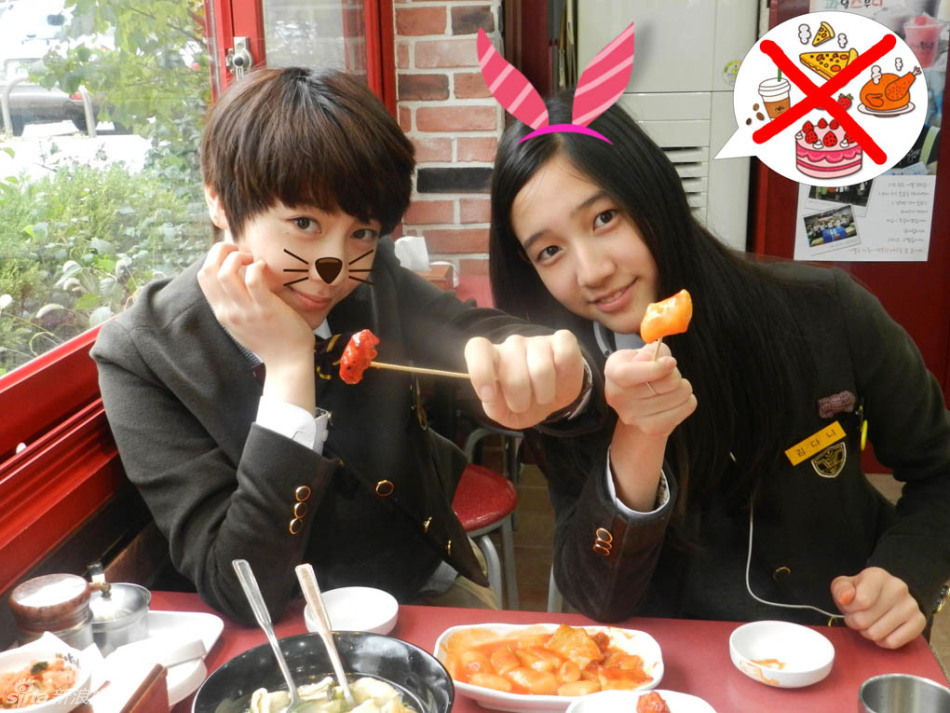 Danee与孝英吃小吃拍搞笑照明星gif搞笑图片
