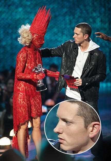 笑喷。。。Eminen颁奖给Lady Gaga的惊讶表情明星gif搞笑图片