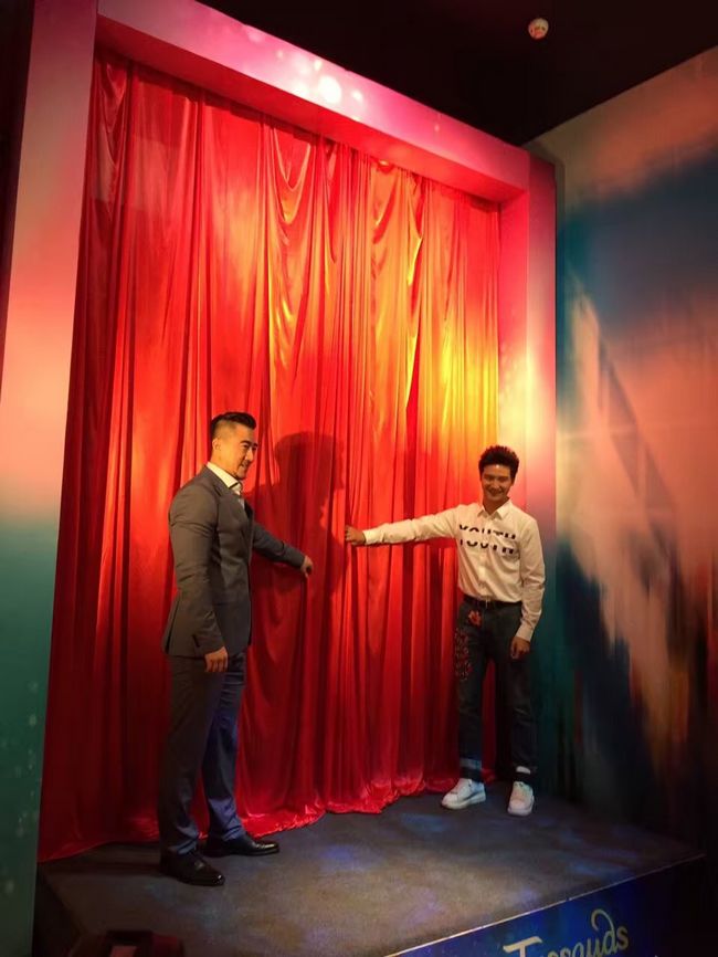 田亮为自己的蜡像揭幕。拉开幕的那一瞬间，田亮整个人是蒙圈的。。。？？？明星gif搞笑图片