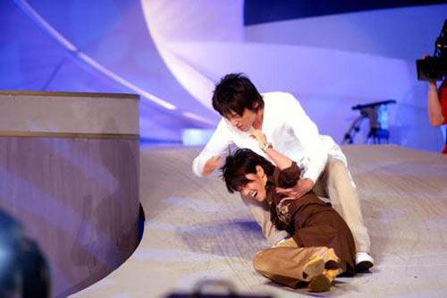 马伊璃滑倒于斜坡明星gif搞笑图片