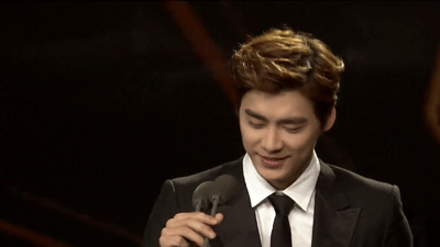 明星搞笑瞬间 当明星发现镜头明星gif搞笑图片