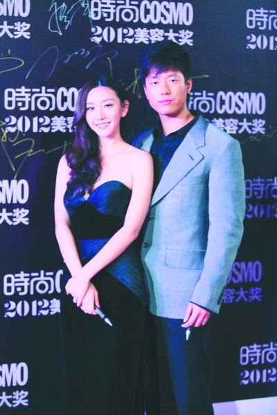 凌潇肃唐一菲 婚后首亮相明星gif搞笑图片