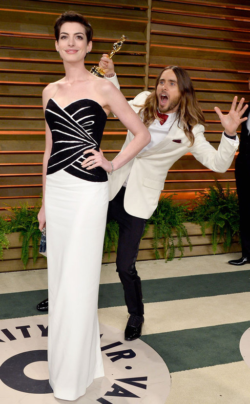 安妮•海瑟薇一定不知道背后发生了什么明星gif搞笑图片