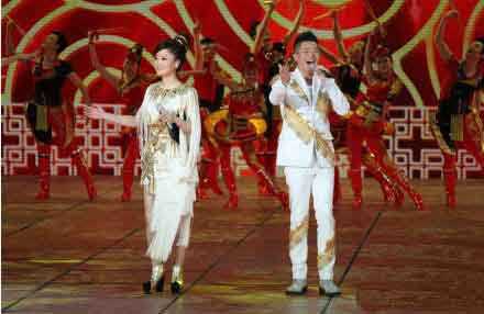 现在突然发现，春晚最正常的组合就是凤凰传奇了明星gif搞笑图片