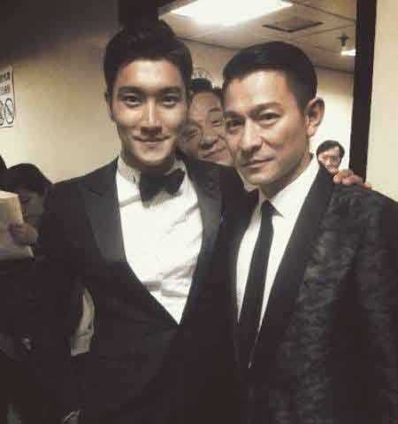 第一眼没发现成龙的伸个爪明星gif搞笑图片