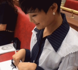 春哥其实挺好，这不挺有女人味的吗？明星gif搞笑图片