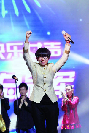 何炅曝今年快女贴钱赚吆喝 决赛比《宫心计》还精彩！（组图）明星gif搞笑图片