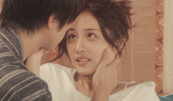 第一次住女朋友的家打算亲热，她爸突然进来明星gif搞笑图片